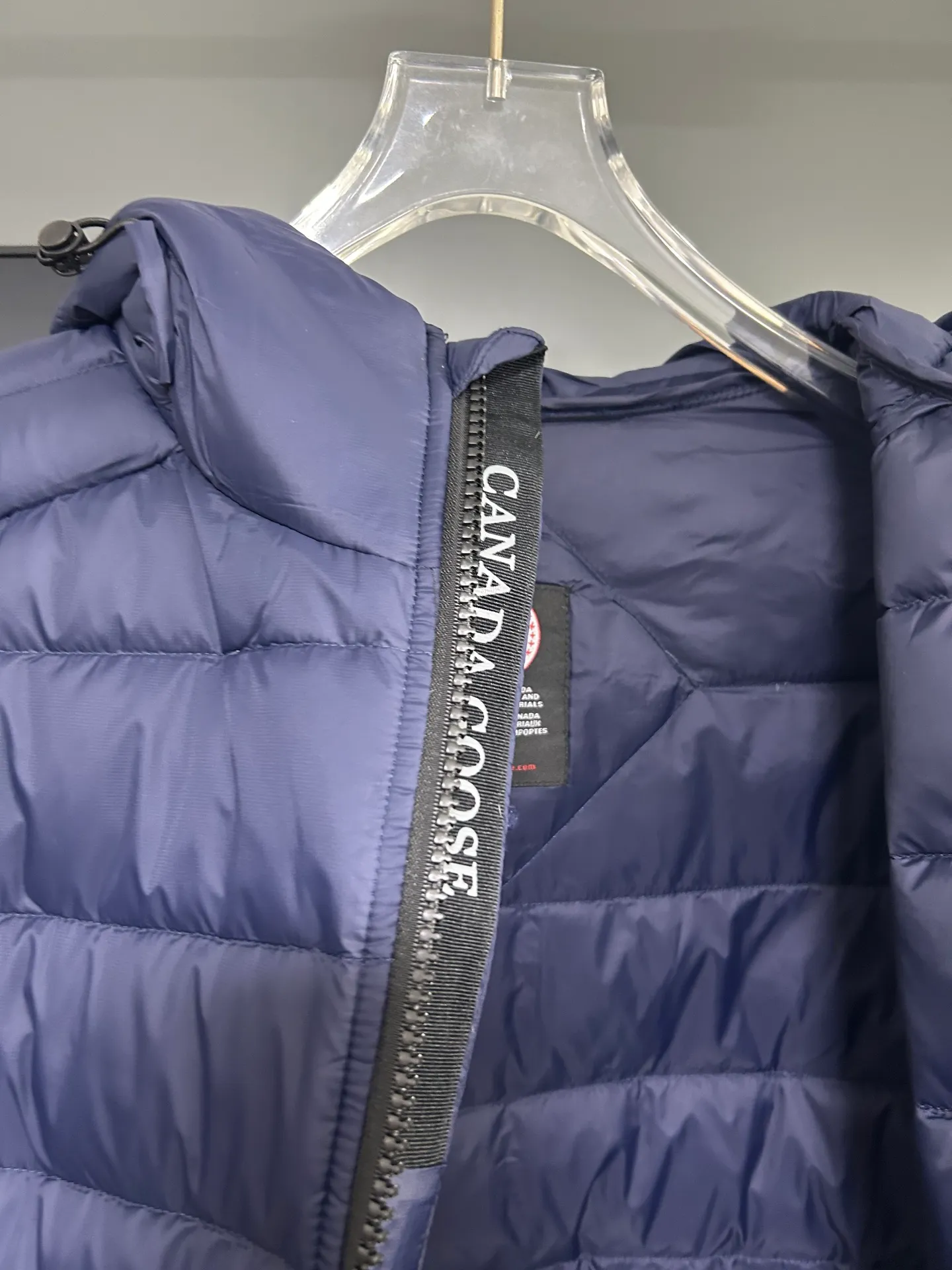 P660 CANADA GOOSE Canada Goose Crofton solid color hooded zipper outdoor warm rib down jacket 90 down filling 750 fill power Tajima embroidery white duck down short lightweight hooded down jacket jacket small zipper pocket on the chest side for storing things The Thorium AR hooded model is versatile, durable and warm. It can be used as a mid-layer in winter and winter, or worn alone. It can also be easily worn with hard-shell clothing in cold environments.     The fabric has been improved with AratoTM30 nylon fabric with fine texture, which is super warm and very wear-resistant. It is also treated with DWR, which can effectively prevent water and moisture.     DownCompositeMapping zone filling technology can reasonably allocate down insulation and synthetic insulation areas. The simple design of StormHoodM is made of synthetic insulation materials. Zippered hand pockets, inner zipper pockets. Combination of technology and technology. Lightweight and warm. Three-dimensional tailoring. Hooded design. Complete three-label accessories. What you see is what you get. Same style for men and women. Color: Navy Blue Size: M-3XL